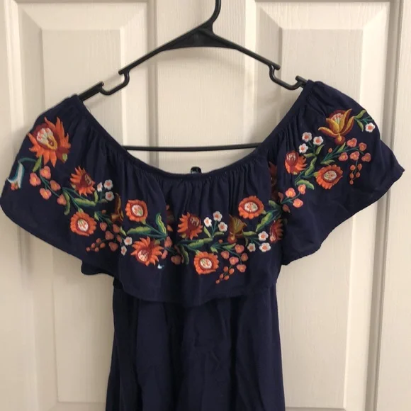 embroidered top off the shoulder in blue - Picture 4 of 4
